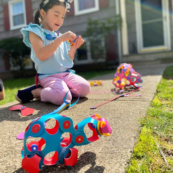 Child playing with Clixo Crew Pack Pink and Yellow
