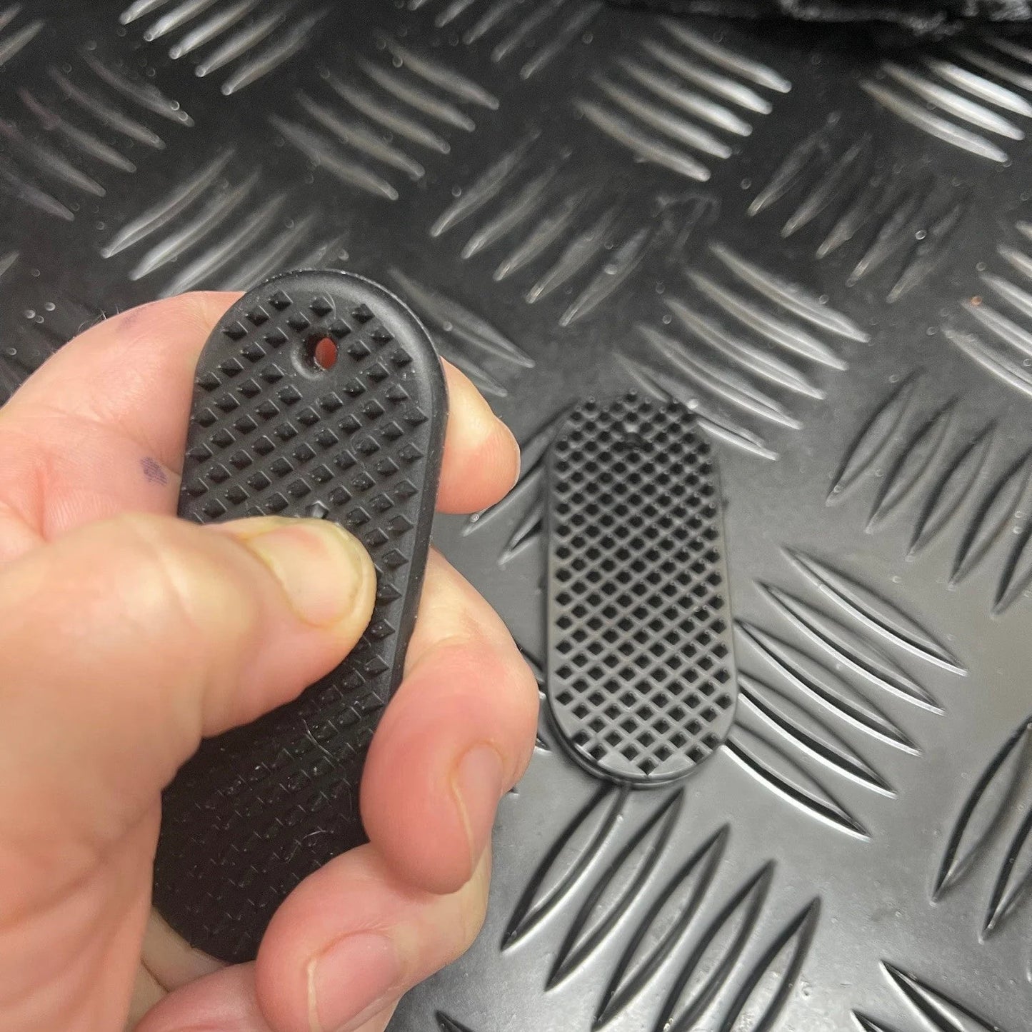 Kaiko Spikeyring Black in hand