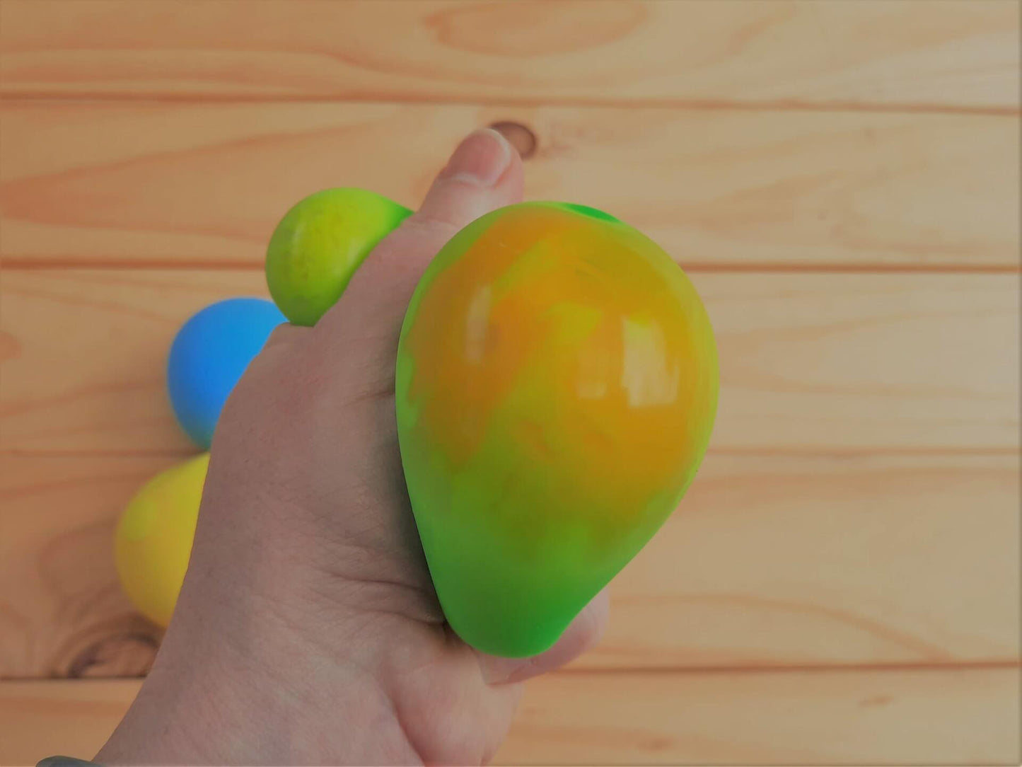 Smoosho colour change green orange ball