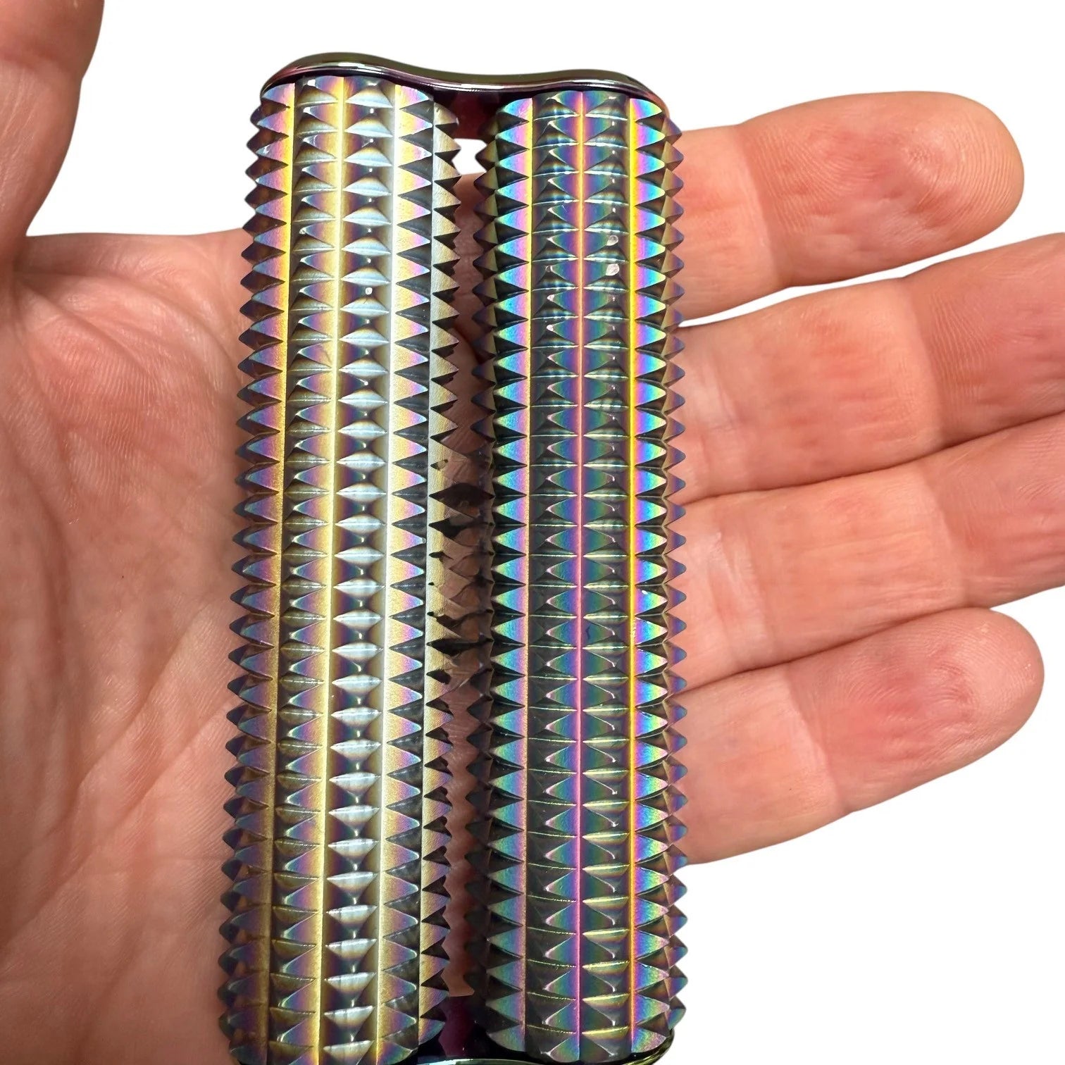 Kaiko Spikey handroller Oil Slick in hand