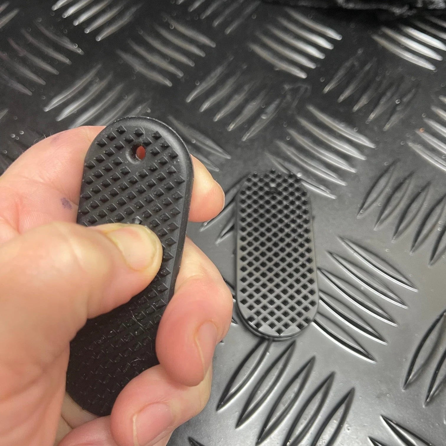 Kaiko Spikeyring Black in hand