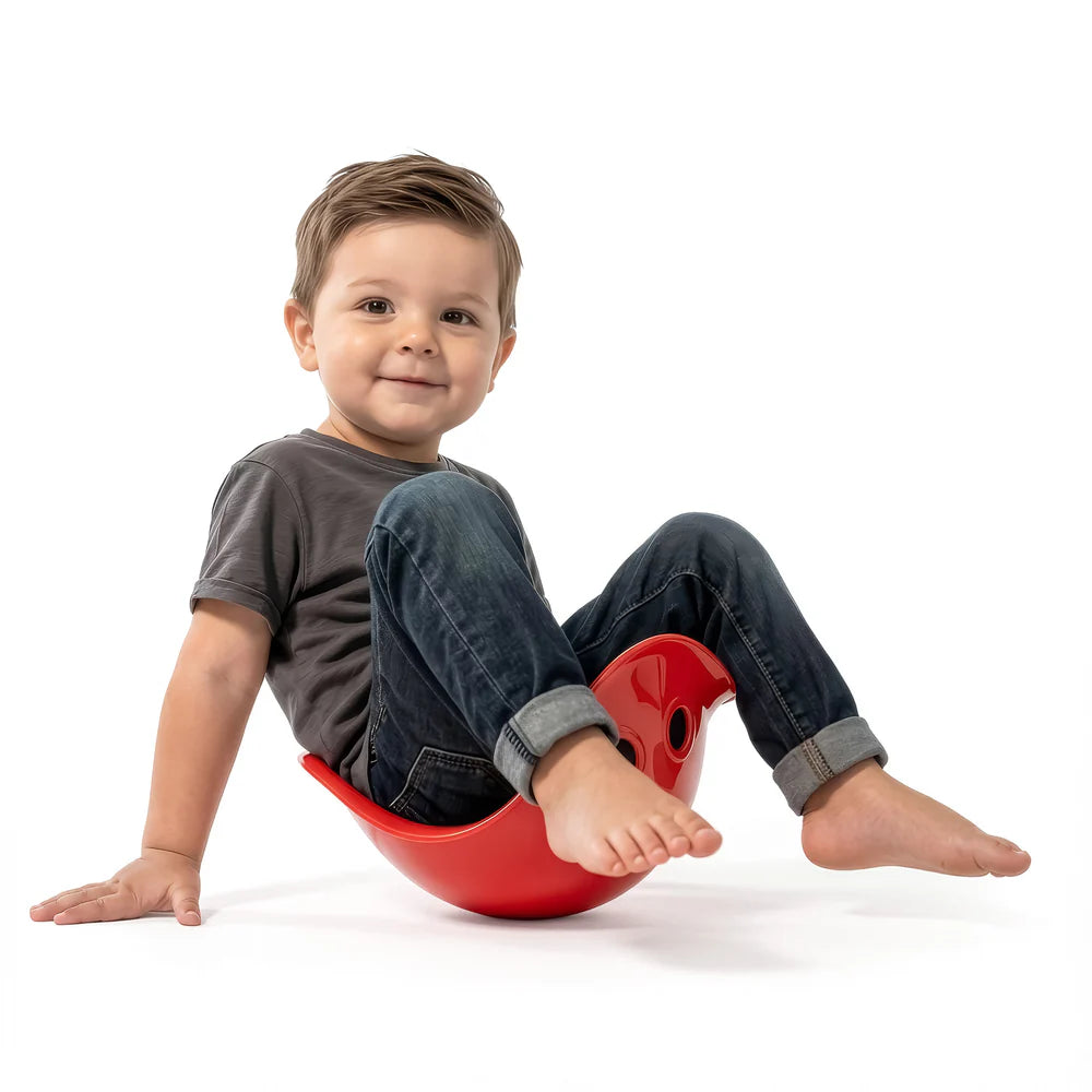 Boy sitting in bilibo midi red balance seat