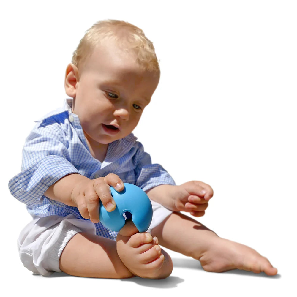 Baby playing with Moluk Mox 3 set Pastel Silicon Balls
